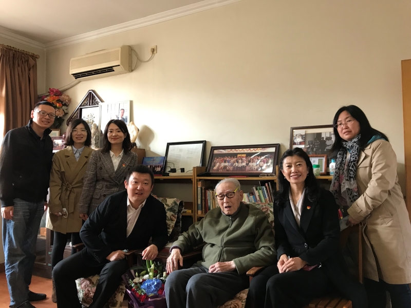 1647856456370546.jpg 与章守华老师.jpg